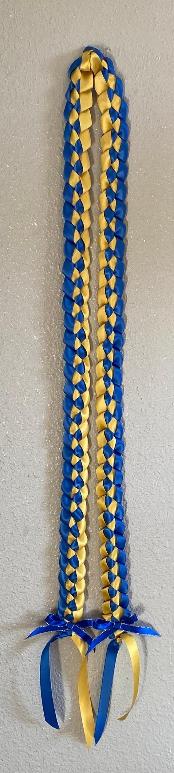 Braided ribbon leis